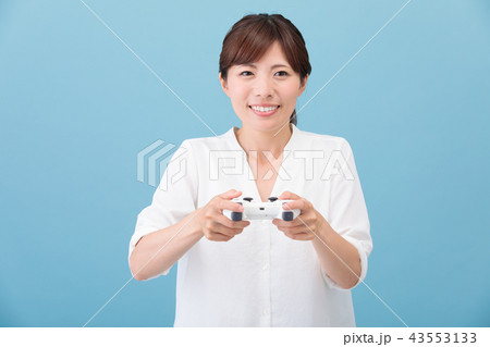 ゲームをする女性 43553133