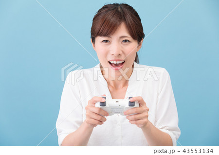 ゲームをする女性 43553134