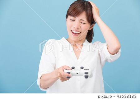 ゲームをする女性 ゲームをする女性 43553135