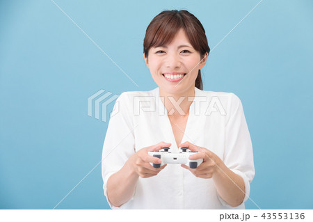 ゲームをする女性 ゲームをする女性 43553136