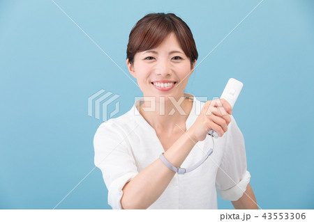 ゲームをする女性 43553306