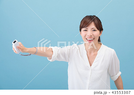 ゲームをする女性 43553307