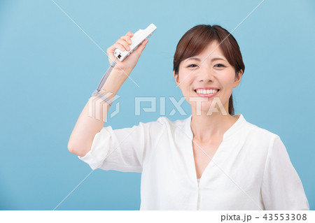 ゲームをする女性 ゲームをする女性 43553308