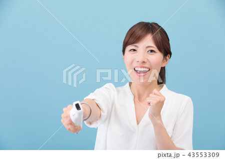 ゲームをする女性 ゲームをする女性 43553309