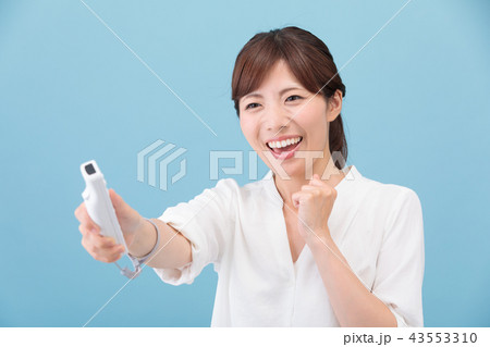 ゲームをする女性 43553310