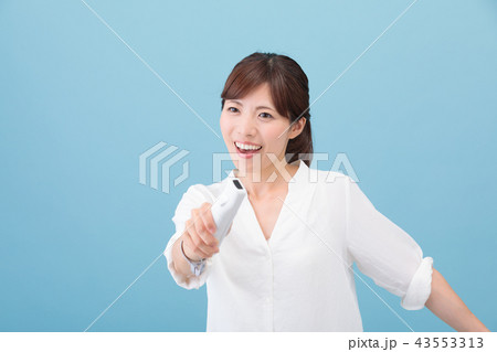 ゲームをする女性 ゲームをする女性 43553313
