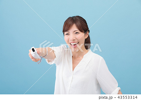 ゲームをする女性 ゲームをする女性 43553314