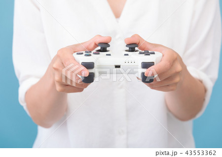ゲームをする女性 ゲームをする女性 43553362