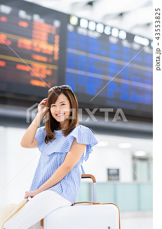 若い女性（空港） 43553825
