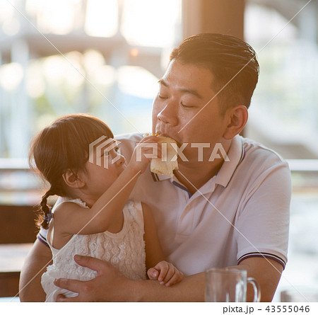Girl feeding daddy bread 43555046