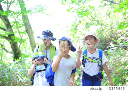 ハイキングする親子 43555446