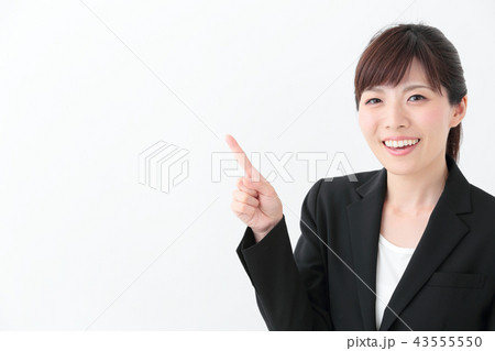 指を指すビジネスウーマン 43555550