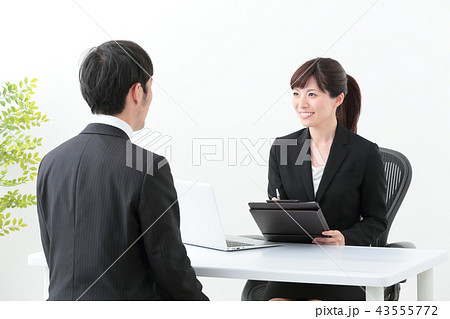 ビジネスシーン　対面　男女 43555772