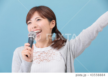歌う女性 歌う女性 43556664
