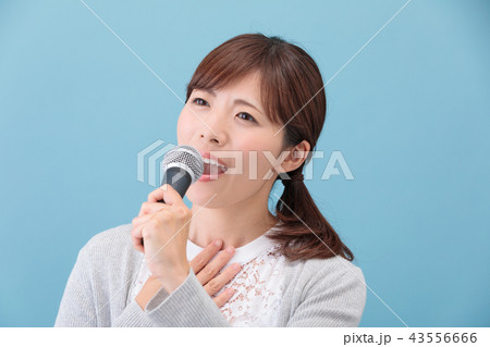 歌う女性 43556666