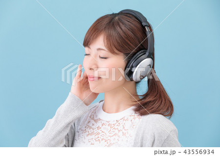ヘッドホンをした女性 43556934