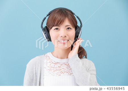 ヘッドホンをした女性 43556945