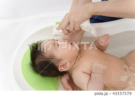 新生児の入浴 沐浴方法を説明するマニュアル用写真 洗顔の手順 の写真素材