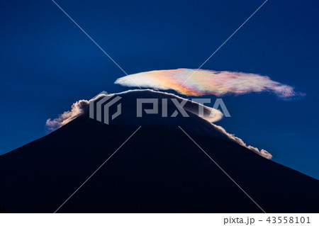 （静岡県）富士山　山頂の彩雲 43558101