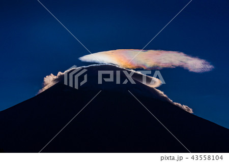 (静岡県)富士山 山頂の彩雲 (静岡県)富士山 山頂の彩雲 43558104