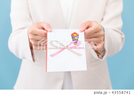 ご祝儀を渡す女性 ご祝儀を渡す女性 43558741
