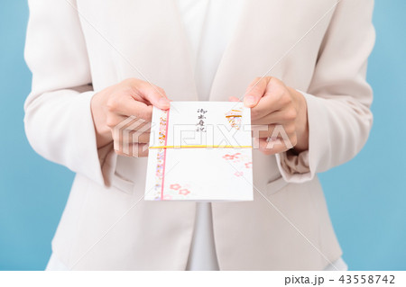 ご祝儀を渡す女性 43558742
