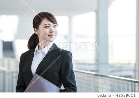ビジネス　女性　ビジネスマン　オフィス　ビジネスウーマン 43559611