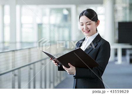 ビジネス　女性　リクルート　新入社員　オフィス　ビジネスウーマン 43559629