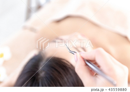 若い女性 マツエク 施術の写真素材
