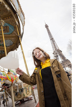 girl on the background of the Eiffel Tower 43560160
