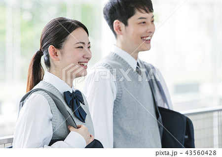 学校 放課後 高校生 男性 女性 友達 勉強 教育 学習 学校 放課後 高校生 男性 女性 友達 勉強 教育 学習 43560428