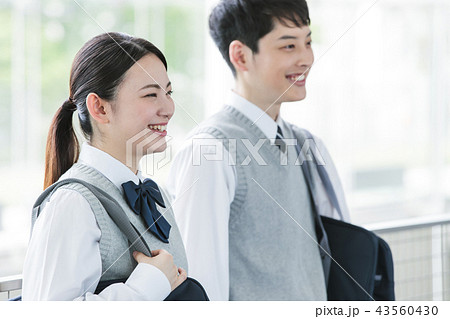 学校 放課後 高校生 男性 女性 友達 勉強 教育 学習 学校 放課後 高校生 男性 女性 友達 勉強 教育 学習 43560430