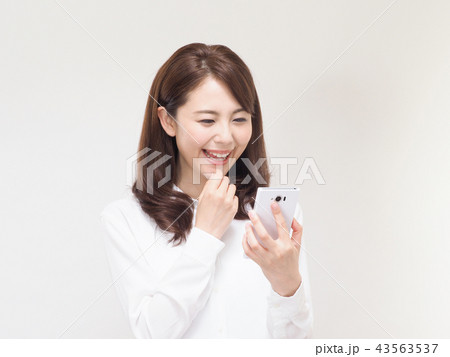 白いスマホを持つビジネスウーマン 43563537