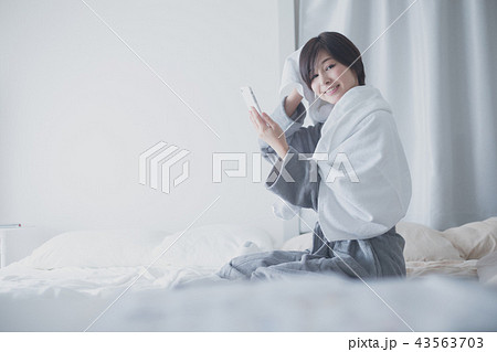 風呂上がり・女性・スマホ 43563703