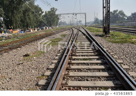 インドの首都デリー 線路と線路沿いのスラム インドの首都デリー 線路と線路沿いのスラム 43563865
