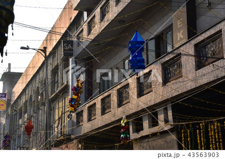 インド　夕暮れのニューデリー　バックパッカーの聖地　メインバザールの街並み　ディワリ祭の装飾 43563903