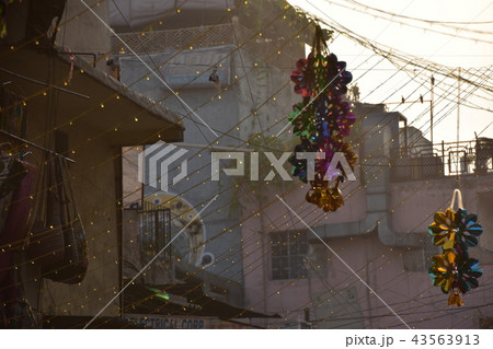 インド 夕暮れのニューデリー バックパッカーの聖地 メインバザールの街並み ディワリ祭の装飾 インド 夕暮れのニューデリー バックパッカーの聖地 メインバザールの街並み ディワリ祭の装飾 43563913