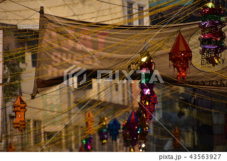 インド　夕暮れのニューデリー　バックパッカーの聖地　メインバザールの街並み　ディワリ祭の装飾 43563927