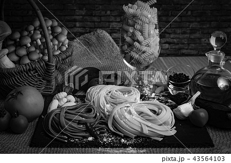 イタリア料理の食材（フジッリ、フェットチーネ、リングイネ） 43564103