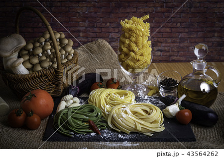 色々な種類のパスタ（フェットチーネ、リングイーネ、フジッリ、ニョッキ） 43564262