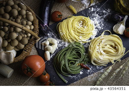 生パスタと野菜 43564351