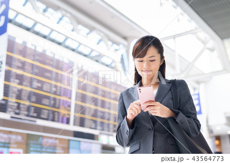 ビジネスウーマン（空港-スマホ） 43564773