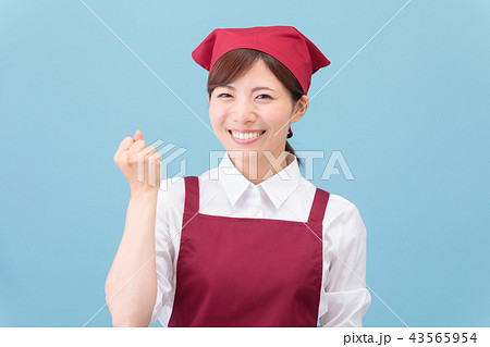 エプロン姿の女性 43565954