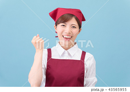 エプロン姿の女性 43565955