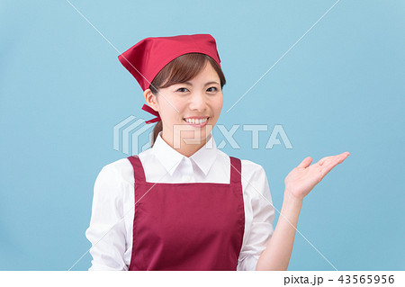 エプロン姿の女性 43565956