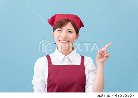 エプロン姿の女性 43565957