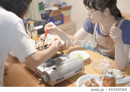 たこやきを作る母娘 たこやきを作る母娘 43569569