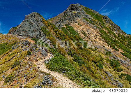 八ヶ岳連峰・キレットから赤岳への登山道と竜頭峰 43570036