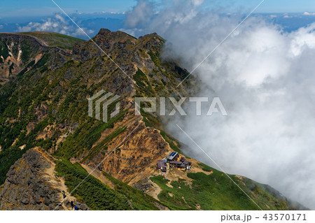 八ヶ岳連峰・赤岳から見る雲湧く横岳稜線 43570171