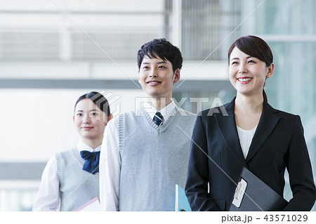 学校 放課後 高校生 男性 女性 友達 勉強 教育 学習の写真素材